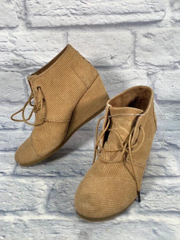 slip-on cozy boots-Boots Ankle Heels By Toms In Tan, Size: 9